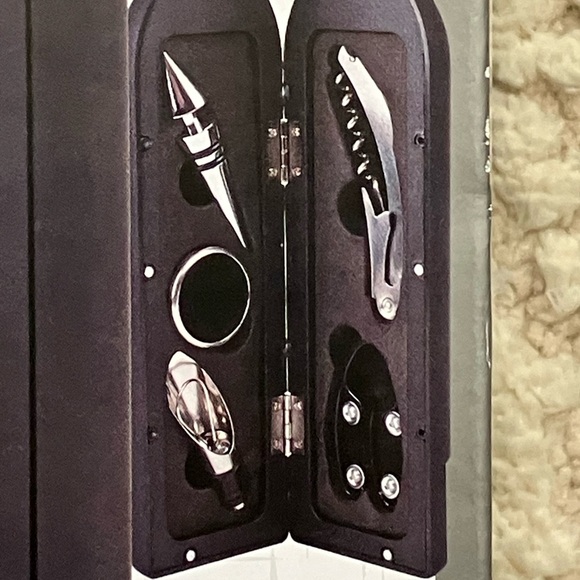 NEW in the box Wembly Casino & Lounge Collection 5 piece wine bar set - Picture 8 of 8